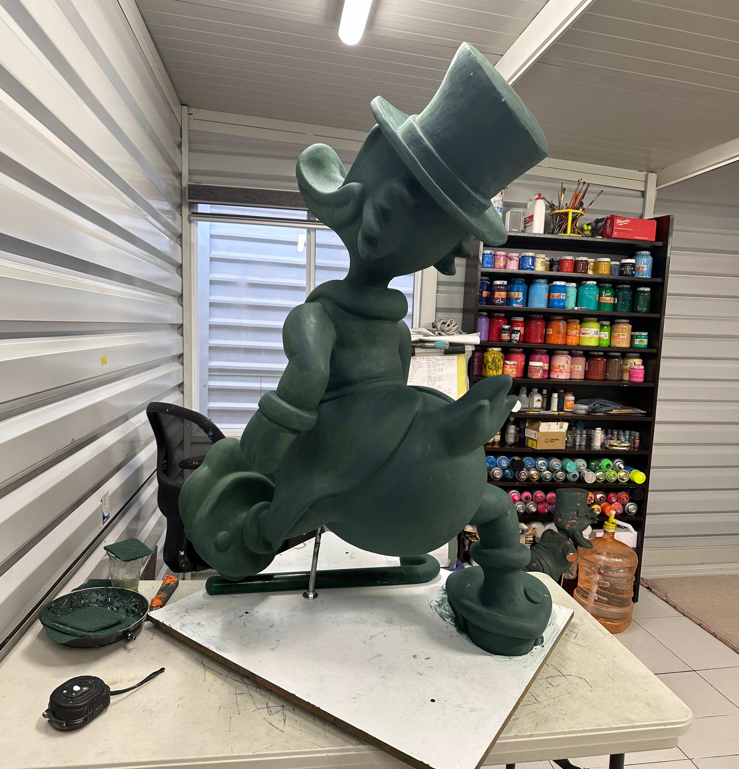 Escultura personalizada de gran formato en proceso dentro del estudio de Bupster