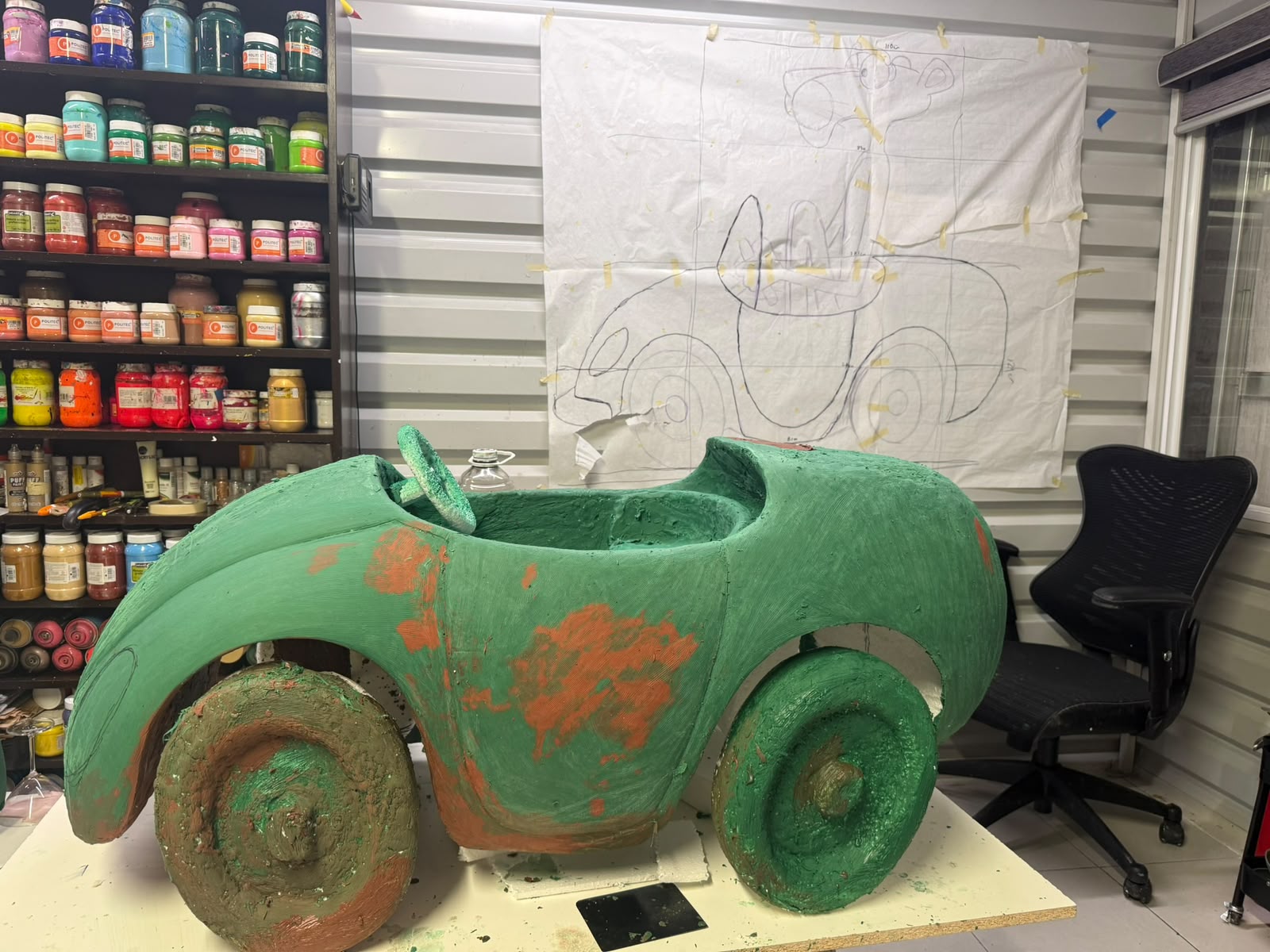 Carrocería del automóvil de Hermes durante el modelado artesanal en el taller
