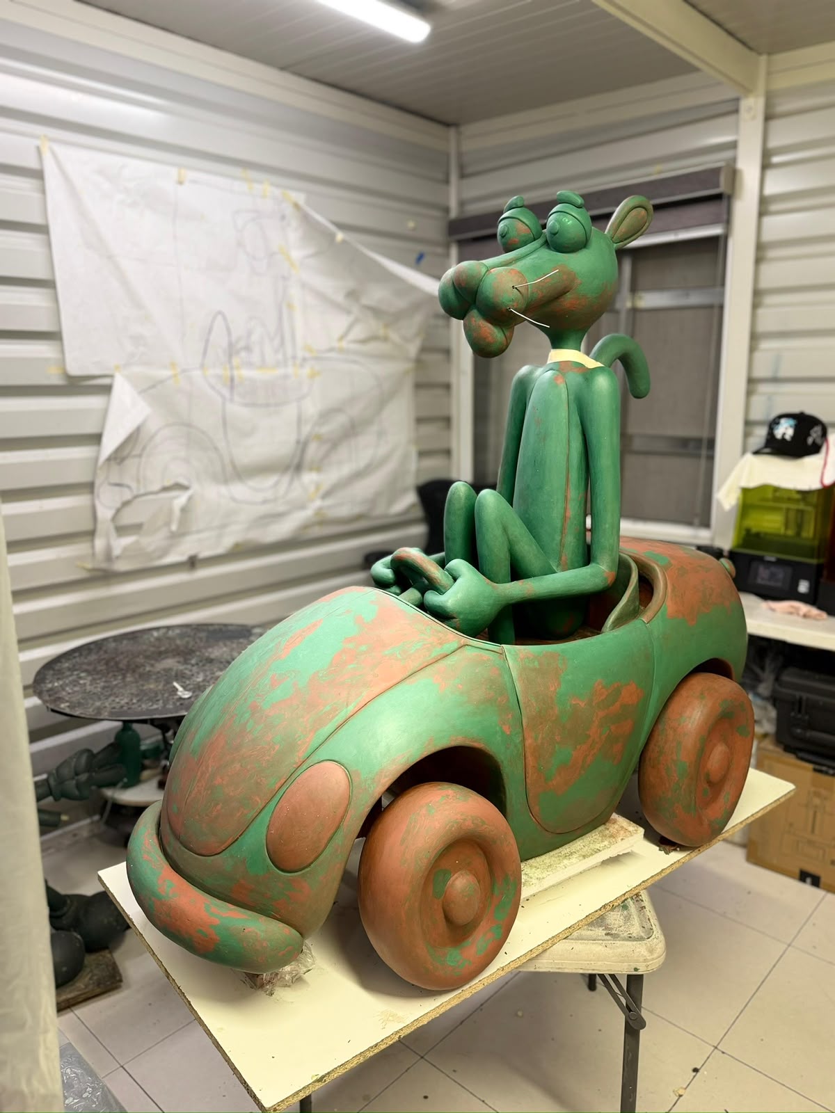 Hermes y el automóvil ensamblados durante la preparación de la escultura en el taller