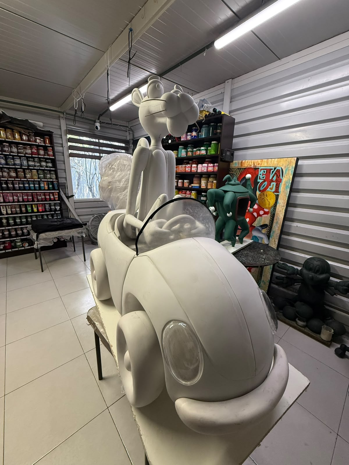 Hermes y automóvil preparados con superficie blanca uniforme antes del acabado